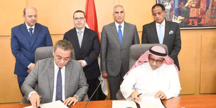 تنفيذاً لتكليفات وزير الإسكان فى ضوء توجيهات القيادة السياسية .. «الإسكان» توقيع عقد مبادلة لقطع الأراضي المملوكة لشركة سملا وعلم الروم بمرسى مطروح بقطعتى أرض بالقاهرة الجديدة