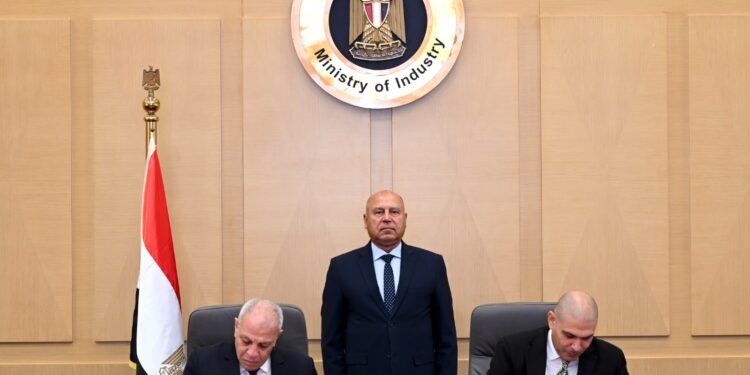 وزير الصناعة يشهد توقيع برتوكول تعاون بين «جهاز المشروعات الصناعية والتعدينية» و«هيئة تنمية الصعيد» لتقديم كافة الخدمات الهندسية والاستشارية والإشرافية للمشروعات بالصعيد 