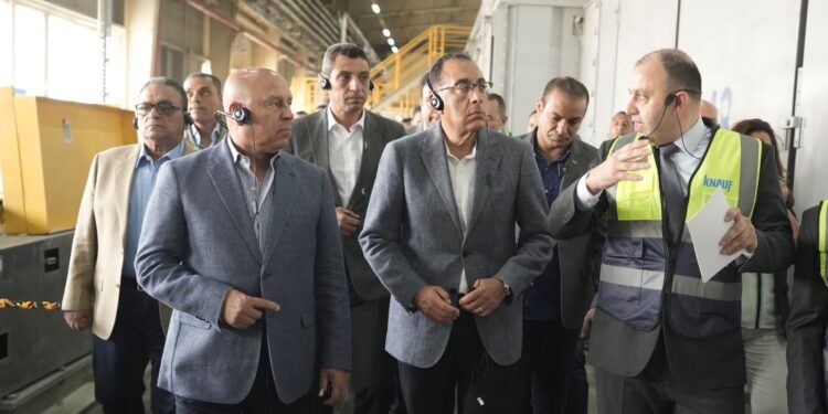 خلال زيارته لمحافظة السويس اليوم .. رئيس الوزراء يتفقد مصنع شركة «كناوف» الألمانية للألواح الجبسية