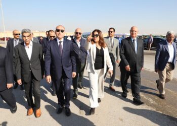استعدادًا للمنتدي الحضري العالمي .. وزيرة التنمية المحلية ومحافظ القاهرة يتفقدان اصطفاف أتوبيسات النقل العام