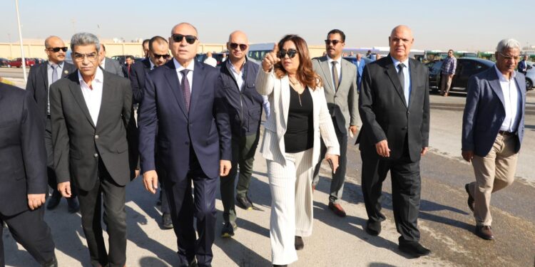 استعدادًا للمنتدي الحضري العالمي .. وزيرة التنمية المحلية ومحافظ القاهرة يتفقدان اصطفاف أتوبيسات النقل العام