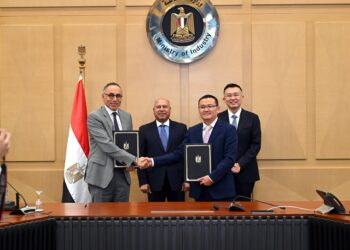 وزير الصناعة يشهد توقيع اتفاق بين شركة «بايك الصينية» وشركة «ألكان» لإقامة مصنع لإنتاج سيارات كهربائية في مصر