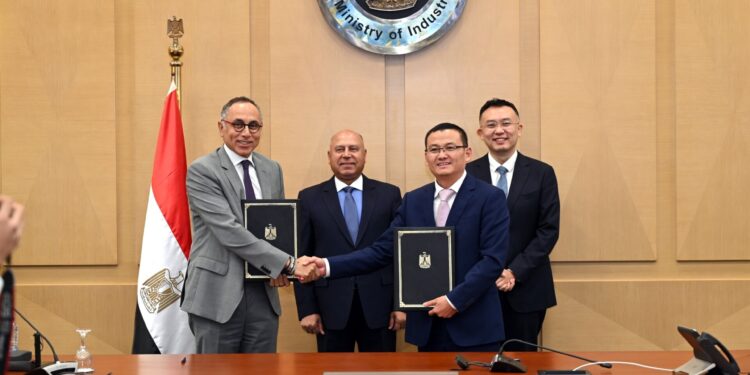 وزير الصناعة يشهد توقيع اتفاق بين شركة «بايك الصينية» وشركة «ألكان» لإقامة مصنع لإنتاج سيارات كهربائية في مصر