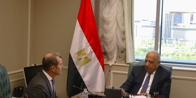 وزير الكهرباء يبحث مع الشركة العربية للهندسة والتوزيع جودة التشغيل وكفاءة الاداء وخفض استهلاك الوقود فى محطات التوليد