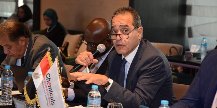 خلال مائدة مستديرة نظمها التصديري للصناعات الكيماوية بالتعاون مع الإفريقي للتنمية .. أبو المكارم  «الصناعات الكيماوية» الحصان الأسود للإقتصاد المصري