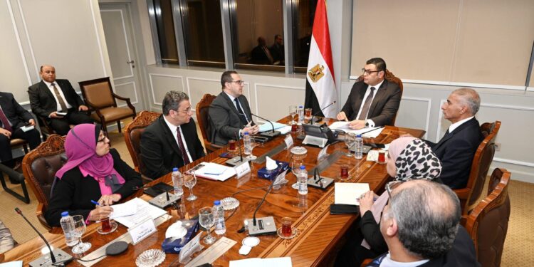 وزير الإسكان يعقد اجتماعه الدورى لمتابعة سير العمل بهيئة المجتمعات العمرانية الجديدة وأجهزة المدن الجديدة