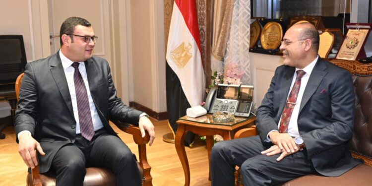 وزيرا الإسكان والعمل يستعرضان سبل تعزيز التعاون المشترك.. ويبحثان شئون العمالة بشركات المياه والصرف وقطاع التشييد والبناء