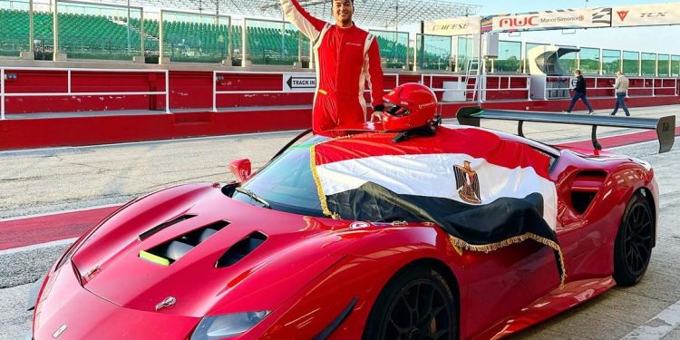 احتفل بنصر أكتوبر بأسطول سياراته الفاخرة ويملك سيارة الوحيدة منها في مصر.. فمن هو محمد حمدي بطل سباقات فيراري؟