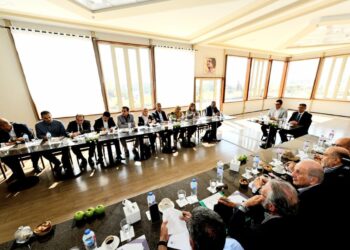 وزير الإسكان ومحافظ الجيزة يعقدان اجتماعاً بالمنطقة المحيطة بالأهرامات لاستعراض مخطط تطويرها