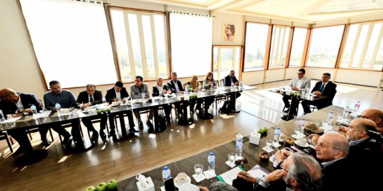 وزير الإسكان ومحافظ الجيزة يعقدان اجتماعاً بالمنطقة المحيطة بالأهرامات لاستعراض مخطط تطويرها