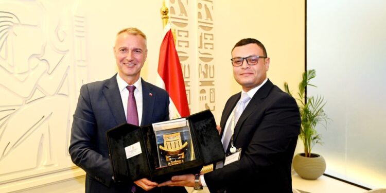 على هامش فعاليات المنتدى الحضرى العالمى .. وزير الإسكان يعرض الفرص الاستثمارية المتاحة بالمدن الجديدة على وزير الاستثمار والتطوير الإقليمي بسلوفاكيا