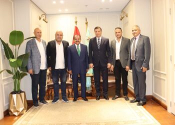 وزير الزراعة يبحث مع نواب البرلمان حل مشكلات المواطنين والمزارعين ومشروعات النفع العام بالمحافظات