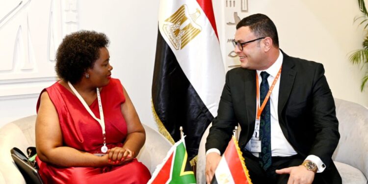 وزير الإسكان يعرض على نظيرته من جنوب أفريقيا التجربة العمرانية المصرية.. ويبحثان سبل تعزيز التعاون المشترك