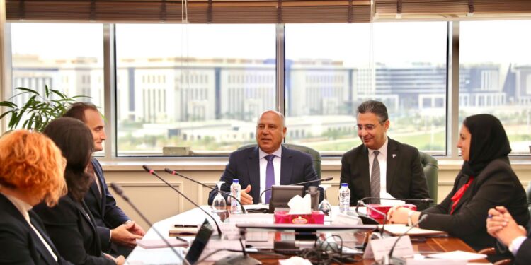 وزير الصناعة يبحث مع ممثلي شركة كرونوسبان النمساوية المتخصصة في الصناعات الخشبية خطط الشركة المستقبلية في السوق المصري بحضور وزير التموين والتجارة الداخلية