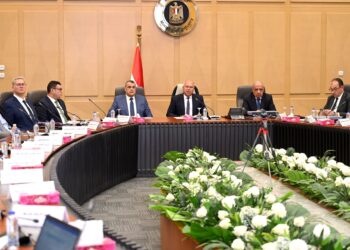 وزير الصناعة يترأس الاجتماع العاشر للمجموعة الوزارية للتنمية الصناعية .. إقرار تسهيلات وحوافز من وزارة البترول لدعم القطاع الصناعي