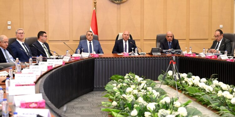 وزير الصناعة يترأس الاجتماع العاشر للمجموعة الوزارية للتنمية الصناعية .. إقرار تسهيلات وحوافز من وزارة البترول لدعم القطاع الصناعي