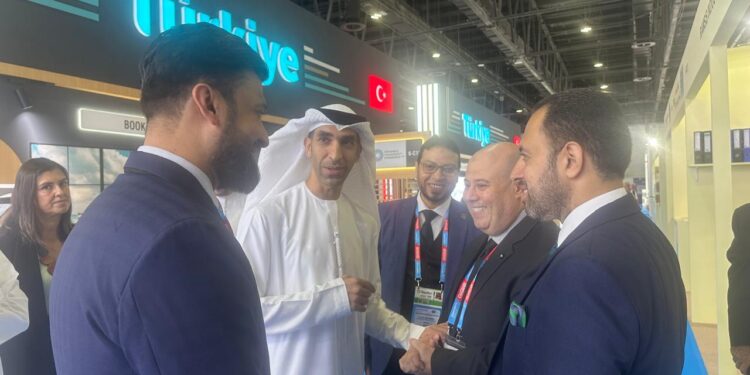 المجلس التصديري للصناعات الكيماوية والأسمدة يلتقي وزير الدولة للتجارة الخارجية بدولة الإمارات في معرض Paper World