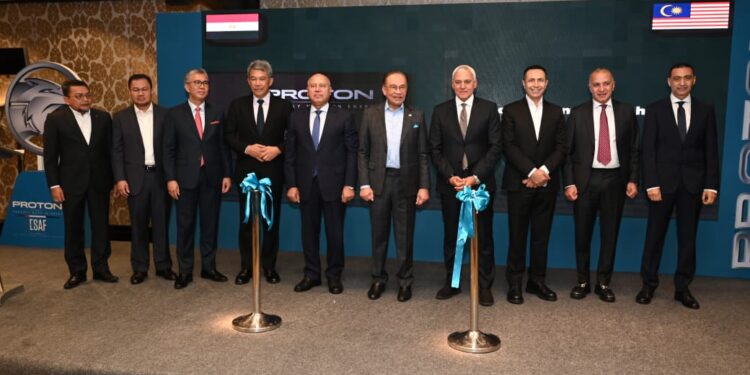 بحضور رئيس وزراء دولة ماليزيا .. وزير الصناعة يشارك في احتفال مجموعة «عز العرب السويدي للسيارات» بافتتاح مصنع سيارات «بروتون ساجا»