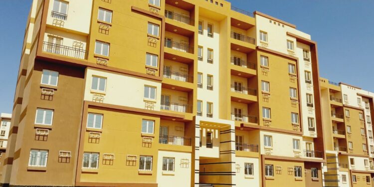 وزير الإسكان: جارٍ تنفيذ أعمال الكهرباء والطرق لـ7080 وحدة سكنية بالمرحلة الثالثة بسكن موظفي العاصمة فى مدينة بدر