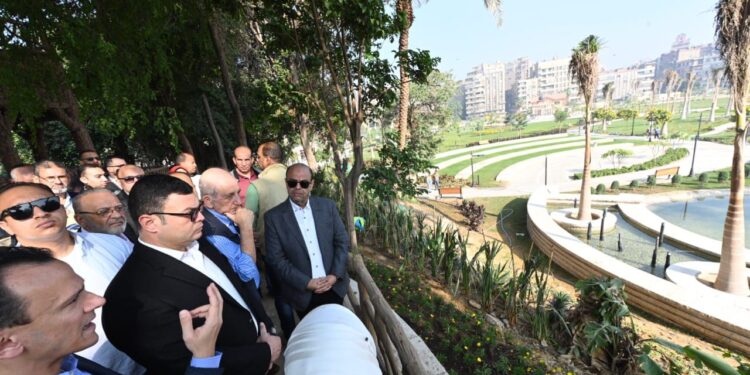 وزير الإسكان يتفقد سير العمل بمشروع تطوير وإحياء حديقة الأزبكية بمحافظة القاهرة