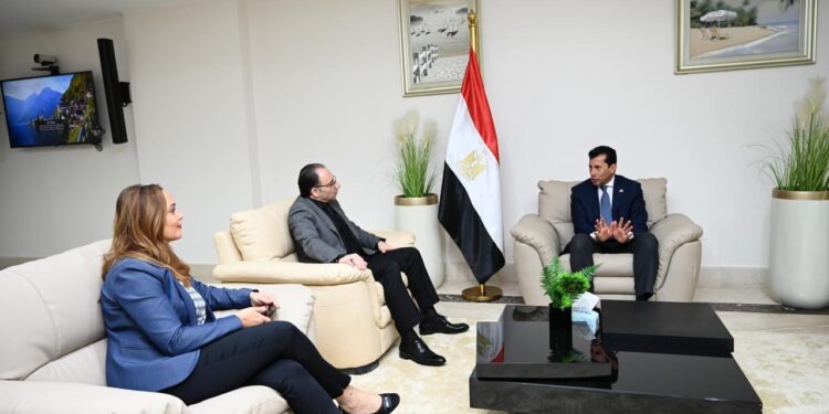 المستشار الاقتصادي «أيمن حامد سليمان» يلتقي وزير الشباب والرياضة لبحث تنفيذ مشروع كبير بالعاصمة الإدارية الجديدة