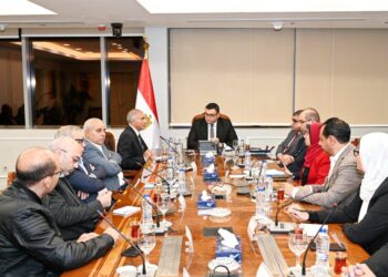 فى إجتماع مساء أمس الأحد .. وزير الإسكان يتابع سير العمل بمدن غرب القاهرة في 6 أكتوبر – الشيخ زايد – أكتوبر الجديدة – حدائق أكتوبر