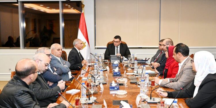 فى إجتماع مساء أمس الأحد .. وزير الإسكان يتابع سير العمل بمدن غرب القاهرة في 6 أكتوبر – الشيخ زايد – أكتوبر الجديدة – حدائق أكتوبر