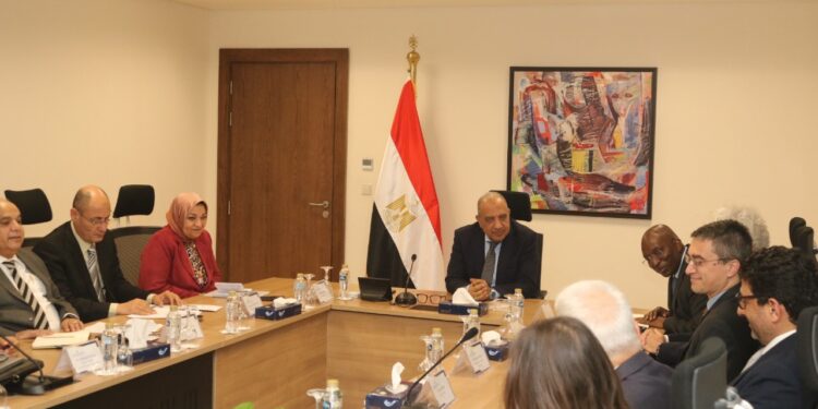 وزير الكهرباء يبحث مع وفد مؤسسة التمويل الدولية “iFC “سبل دعم وتعزيز التعاون المشترك