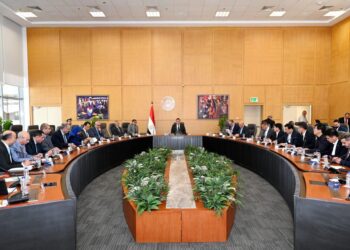 وزير الإسكان يتابع سير العمل بمشروع «منطقة الأعمال المركزية» بالعاصمة الإدارية الجديدة