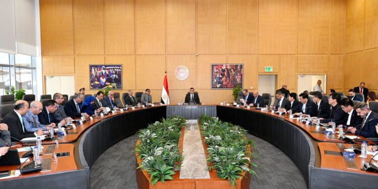 وزير الإسكان يتابع سير العمل بمشروع «منطقة الأعمال المركزية» بالعاصمة الإدارية الجديدة