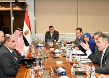 وزير الإسكان يلتقي المستثمر السعودي الشيخ حسن الشربتلي لمناقشة فرص التعاون ومتابعة موقف تنفيذ عدد من المشروعات العقارية