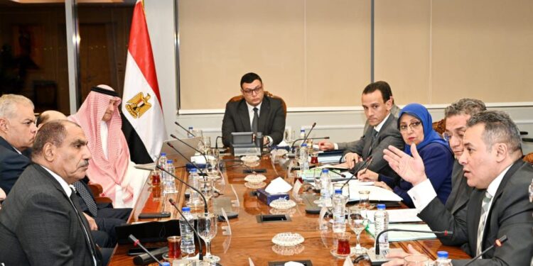 وزير الإسكان يلتقي المستثمر السعودي الشيخ حسن الشربتلي لمناقشة فرص التعاون ومتابعة موقف تنفيذ عدد من المشروعات العقارية