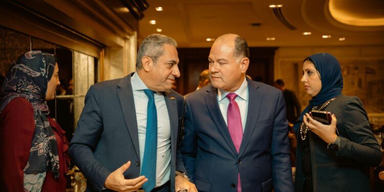 خالد عباس يلتقي وفداً من اتحاد الصحفيين العرب بالعاصمة الإدارية الجديدة