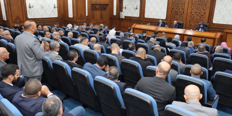 وزير الصناعة يبحث مع محافظ ومستثمري المنوفية تحديات المناطق الصناعية بالمحافظة وسبل حلها