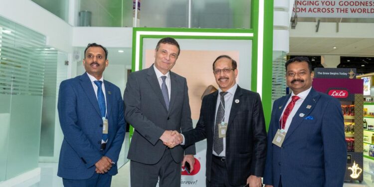 نشاط مكثف لوزير الزراعة في أبوظبي: لقاءات ثنائية مع رئيس هيئة سلامة الغذاء في الإمارات ومسئول منظمة الاقتصاد الأخضر ومؤسس مجموعة اللولو الاستثمارية