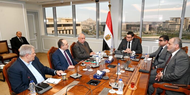 وزير الإسكان يتابع موقف مشروعات تطوير أرض مطار إمبابة.. ويوجه بتعظيم الاستفادة من الأراضى الاستثمارية