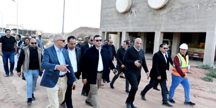جولة موسعة لوزير الإسكان بمحاور الطرق ووحدات “سكن لكل المصريين” ومشروعات المياه والصرف بمدينة 6 أكتوبر