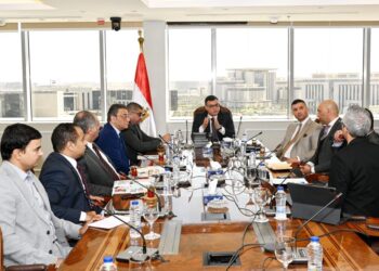 وزير الإسكان يبحث مع مسئولى شركة «سُكنى» سبل التعاون فى تطوير مناطق المقابر القائمة.. وإتاحة مناطق جديدة بالمدن الجديدة