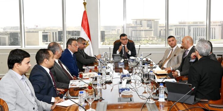 وزير الإسكان يبحث مع مسئولى شركة «سُكنى» سبل التعاون فى تطوير مناطق المقابر القائمة.. وإتاحة مناطق جديدة بالمدن الجديدة