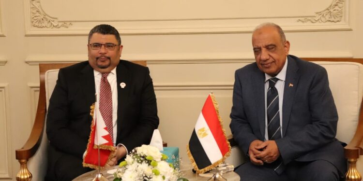 على هامش اجتماعات المكتب التنفيذي للمجلس الوزاري العربي .. وزير الكهرباء يبحث سبل دعم وتعزيز التعاون مع وزير الطاقة البحريني