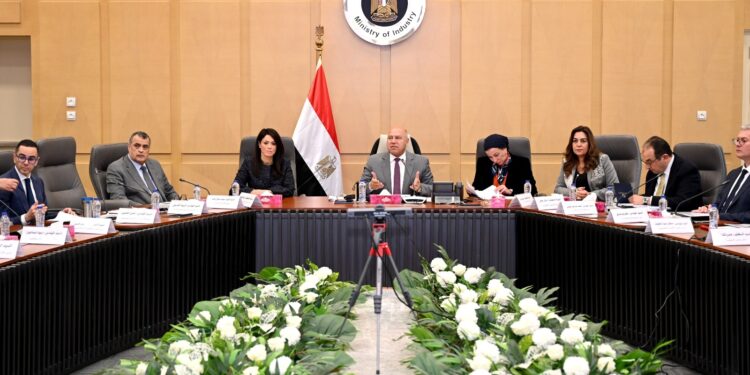وزير الصناعة يترأس الاجتماع الثاني عشر للمجموعة الوزارية للتنمية الصناعية