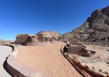 وزير الإسكان يتفقد المنتجع الجبلى ومركز الزوار بمشروع تطوير موقع التجلى الأعظم فوق أرض السلام