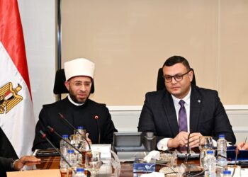 وزيرا الإسكان والأوقاف يناقشان عدداً من الموضوعات المشتركة بين الوزارتين