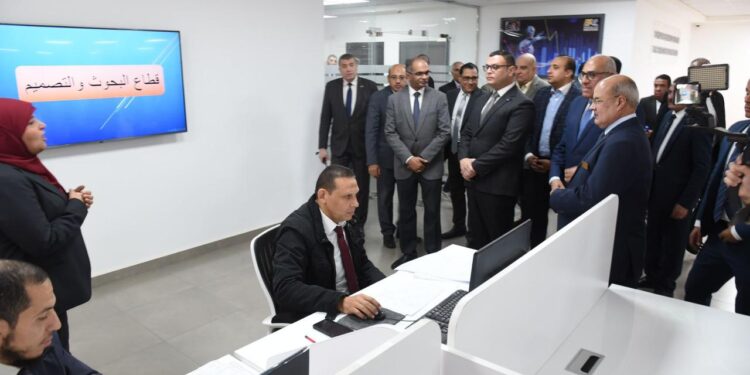 وزير الإسكان ورئيس الهيئة العربية للتصنيع يتفقدان مركز التصنيع الرقمي بمصنع المحركات التابع للهيئة