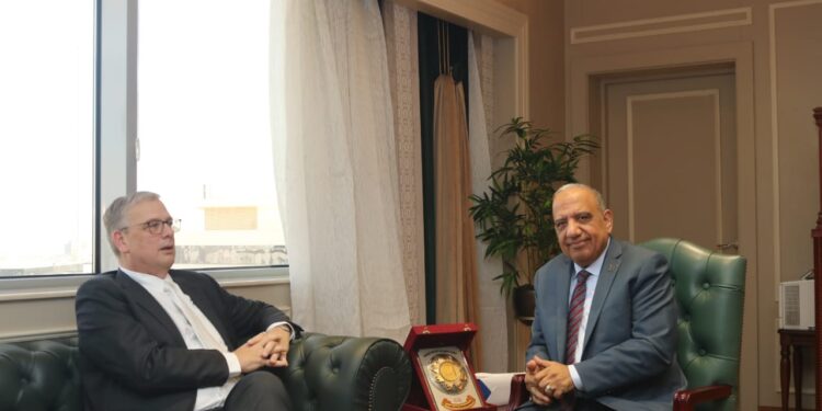 وزير الكهرباء يبحث مع سفير هولندا بالقاهرة تعزيز فرص الشراكة والتعاون فى مختلف المجالات