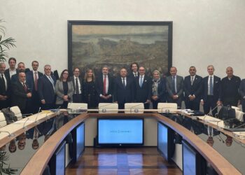 خلال زيارته لدولة ايطاليا .. وزير الصناعة يتفقد عدد من محطات شبكة القطارات السريعة في إيطاليا ويستقل القطار السريع من روما حتى ميلان