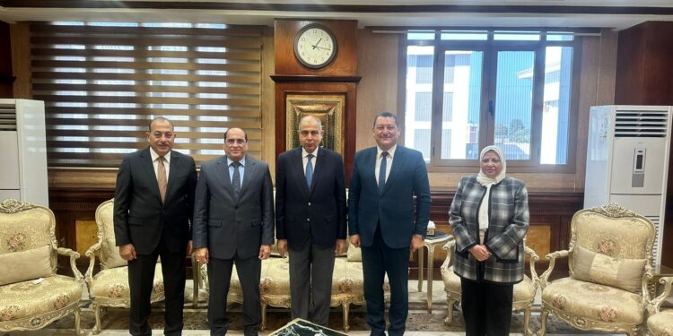 «الزراعة» تبحث مع محافظة المنيا رفع كفاءة وإعادة تشغيل مشروع دواجن شوشه