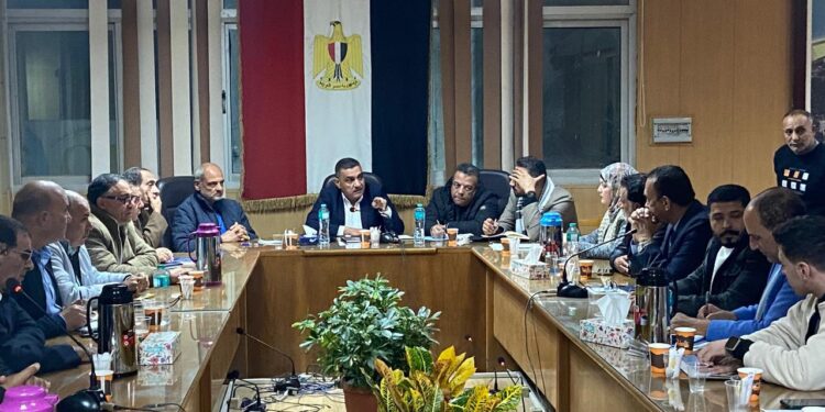 تنفيذاً لتوجيهات وزير الإسكان: رئيس جهاز دمياط الجديدة يلتقي ممثلي المجتمع المدني لبحث مطالبهم ومقترحاتهم