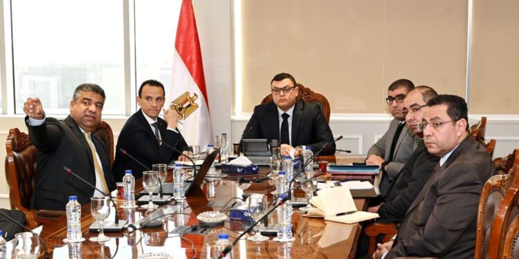 في اجتماعٍ عقده صباح اليوم: «وزير الإسكان» يناقش مقترحات تطوير الأداء وتعظيم الاستفادة من أصول هيئة المجتمعات العمرانية الجديدة