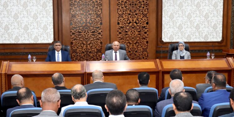 وزير الصناعة: يبحث مع محافظ ومستثمري الجيزة تحديات المناطق الصناعية بالمحافظة وسبل حلها